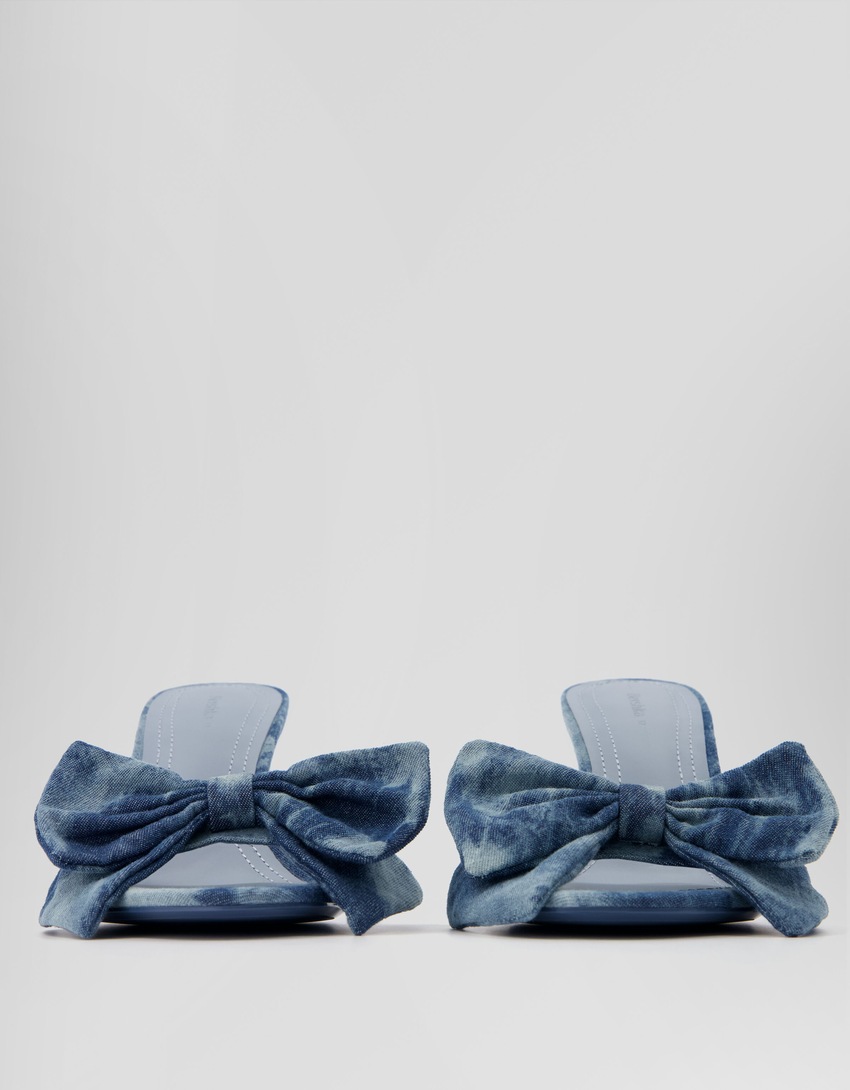 Mules de jeans com salto e laço.