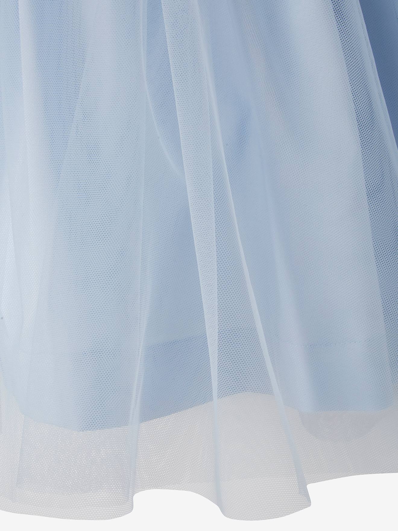 Vestido formal de cetim e musselina bege para menina, com maquiagem.