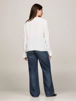 Blusa crepe com decote em V e modelagem solta.