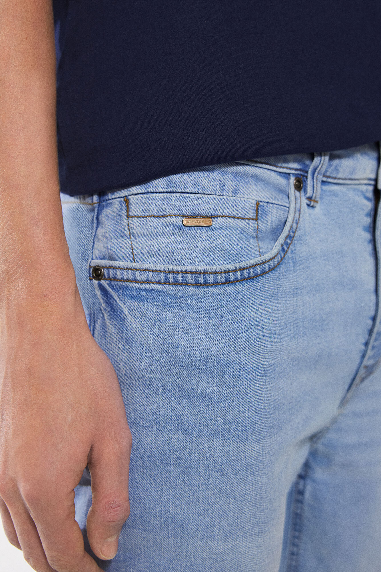 calça jeans skinny de lavagem média clara