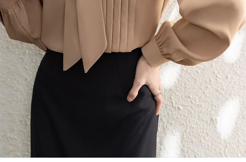 Odestra - Blouse met lange mouwen, strikhals en plooien