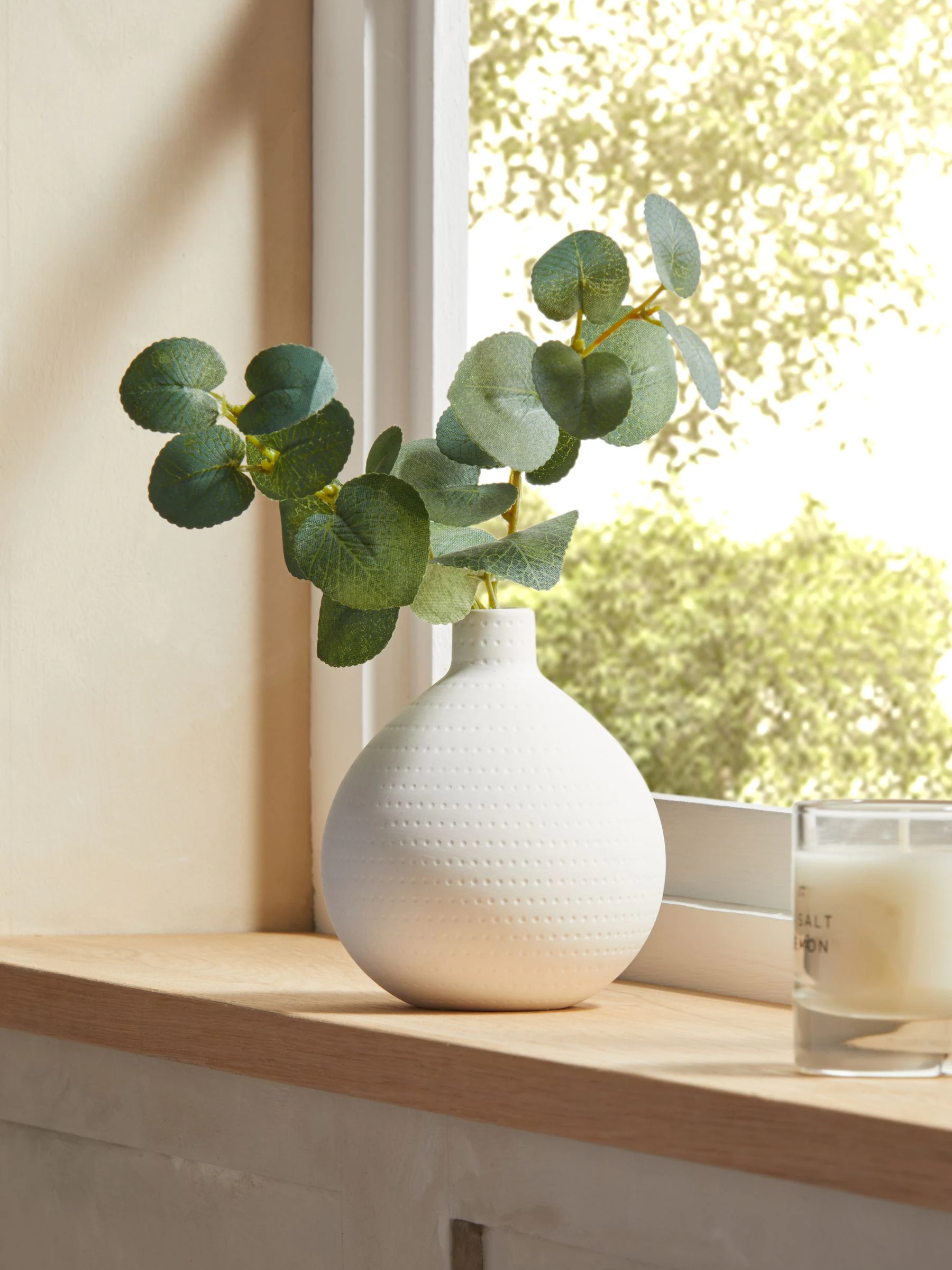Kunsteucalyptus in witte vaas