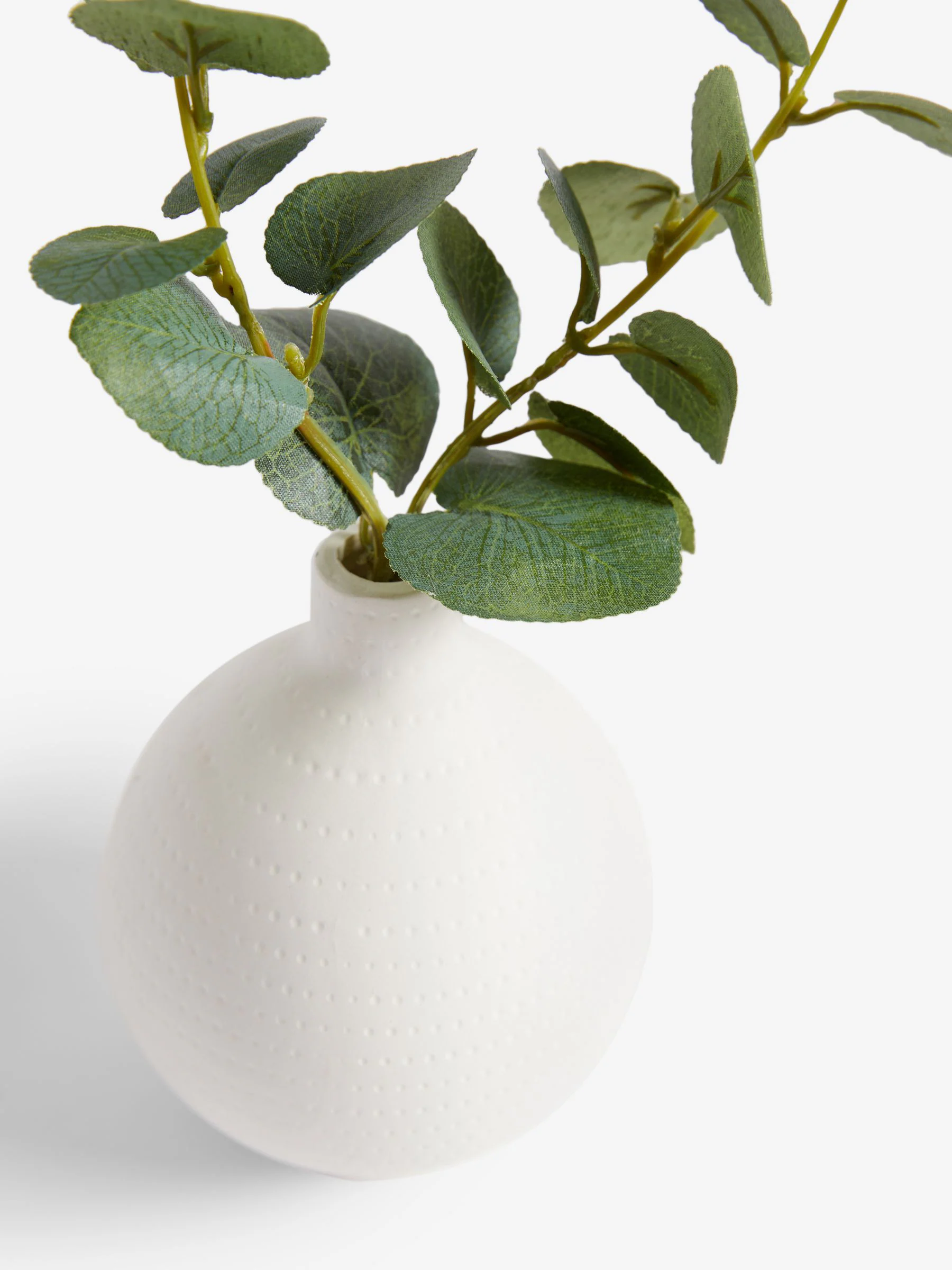 Kunsteucalyptus in witte vaas
