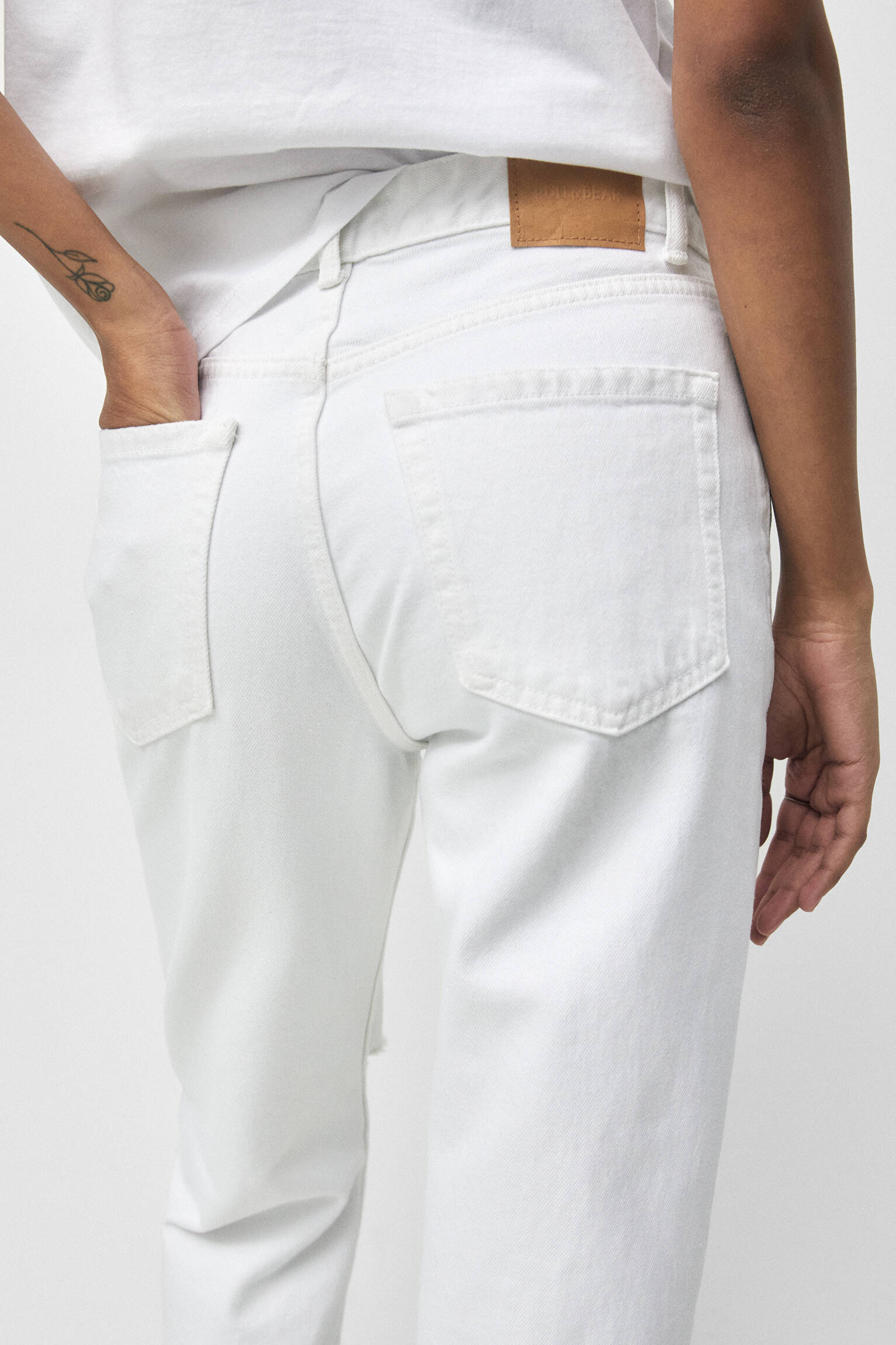 CALÇA JEANS MOM DE CINTURA ALTA RASGADA - BRANCA