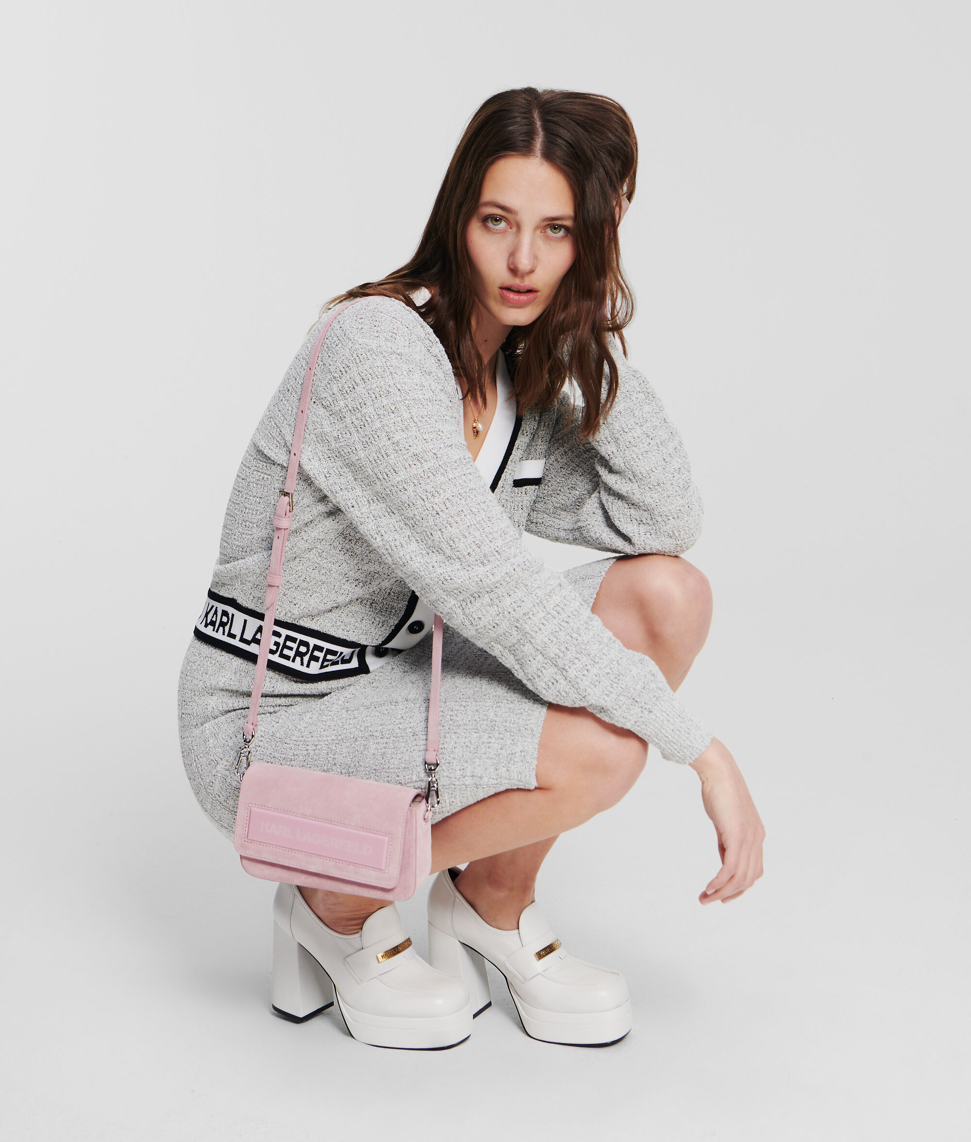 CARDIGAN CROPPED EN BOUCLÉ AVEC LOGO KARL
