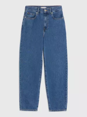 Calça jeans de cintura alta com modelagem afunilada e barra arredondada.