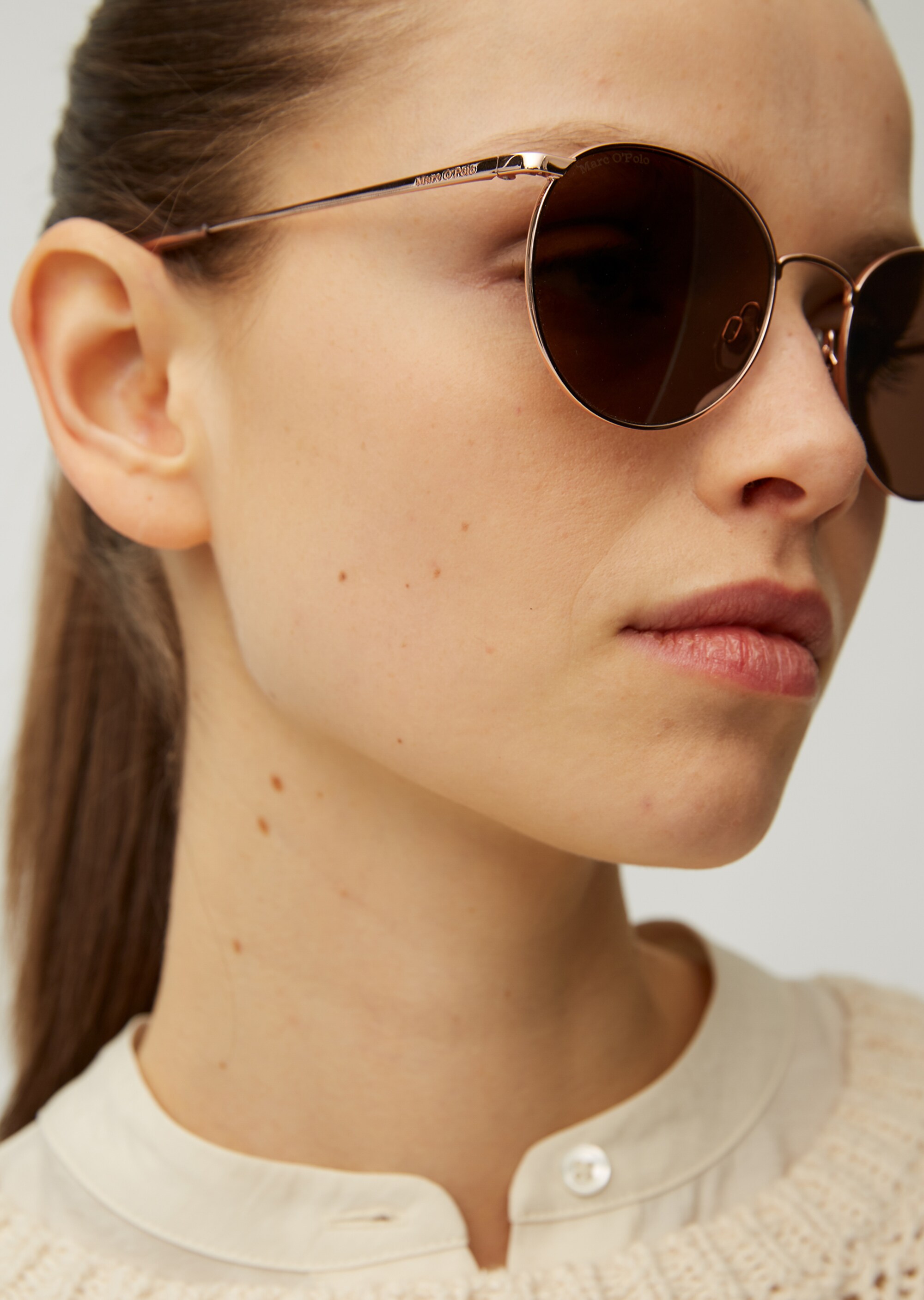 Unisex-Sonnenbrille mit filigranem Metall-Rahmen