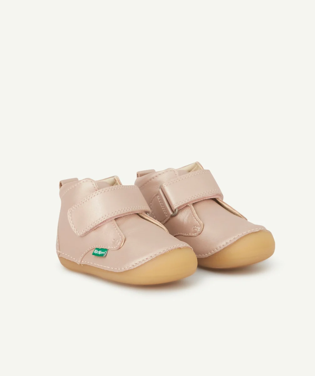 KICKERSBOTTINES BÉBÉ EN CUIR ROSE PÂLE BRILLANT AVEC SCRATCH