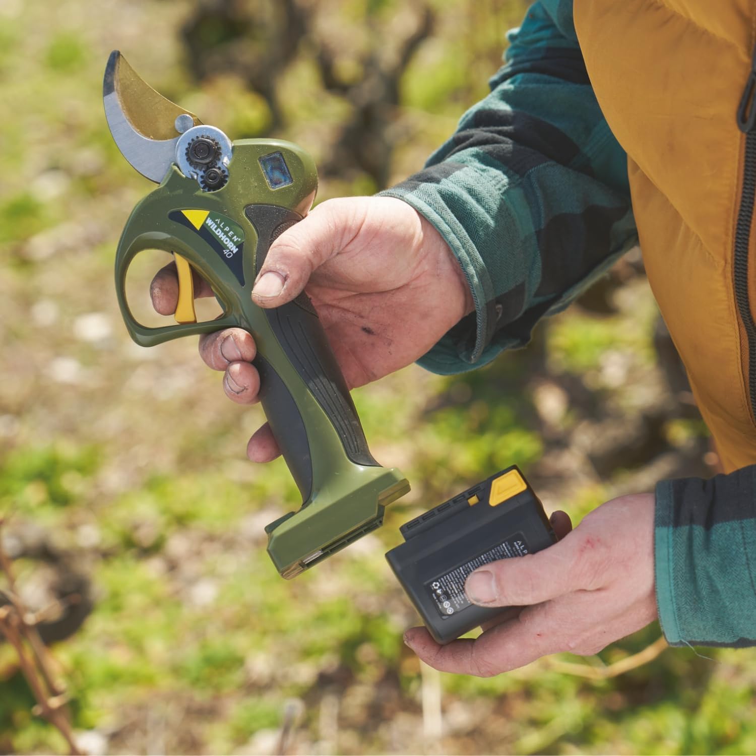 Alpen Swiss Tools Elektrische Gartenschere Wildhorn 40 - HSS-Titan-Klinge, 40 mm Schnittdurchmesser, 1 Li-Ion-Akkus, 3-fach-Ladegerät, Koffer & Zubehör