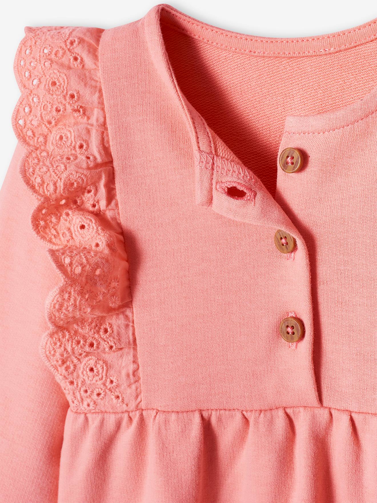 Vestido de pelúcia coral para bebê com babados bordados à inglesa.