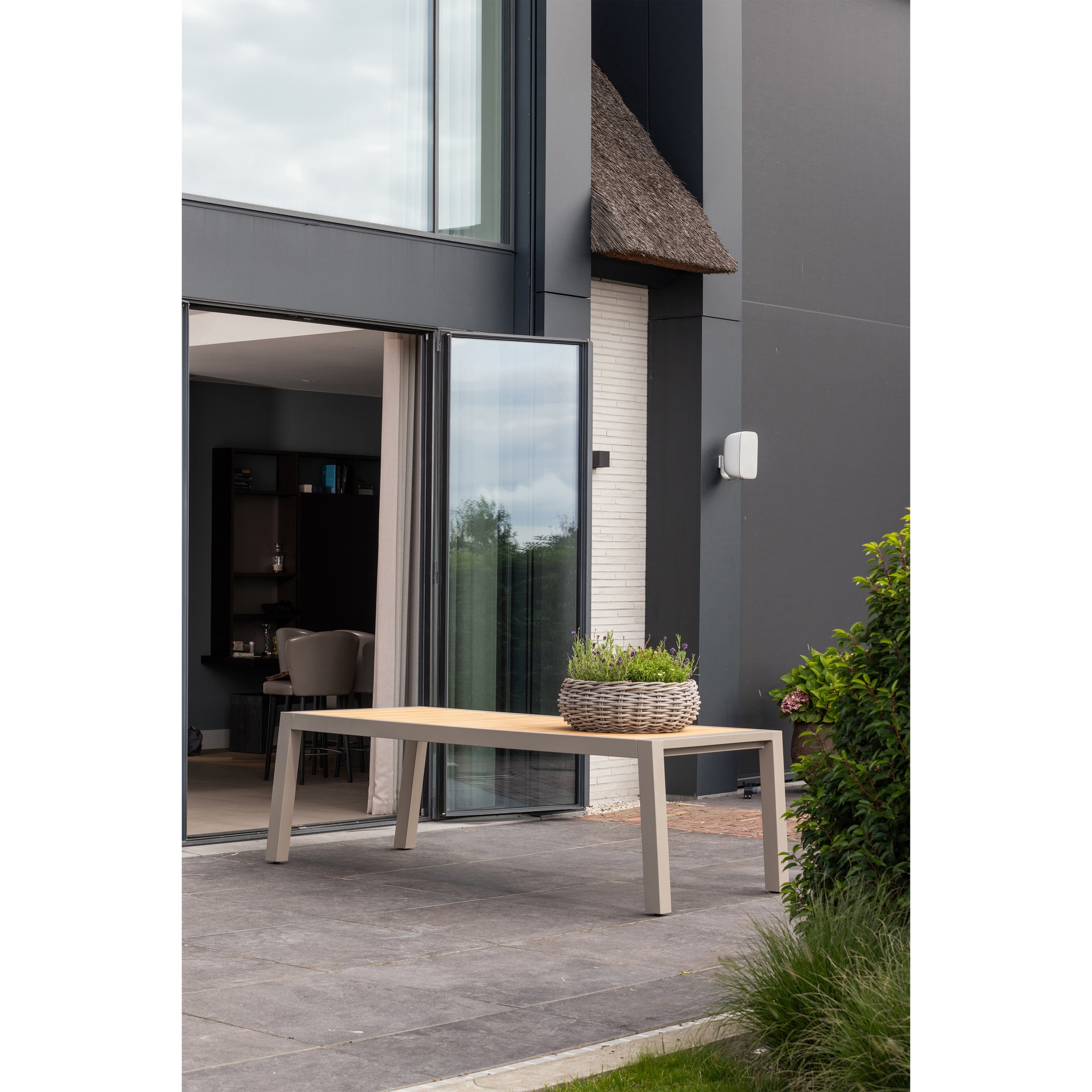 Gartentisch SULPHUR 220 x 100 cm grau /Teak braun
