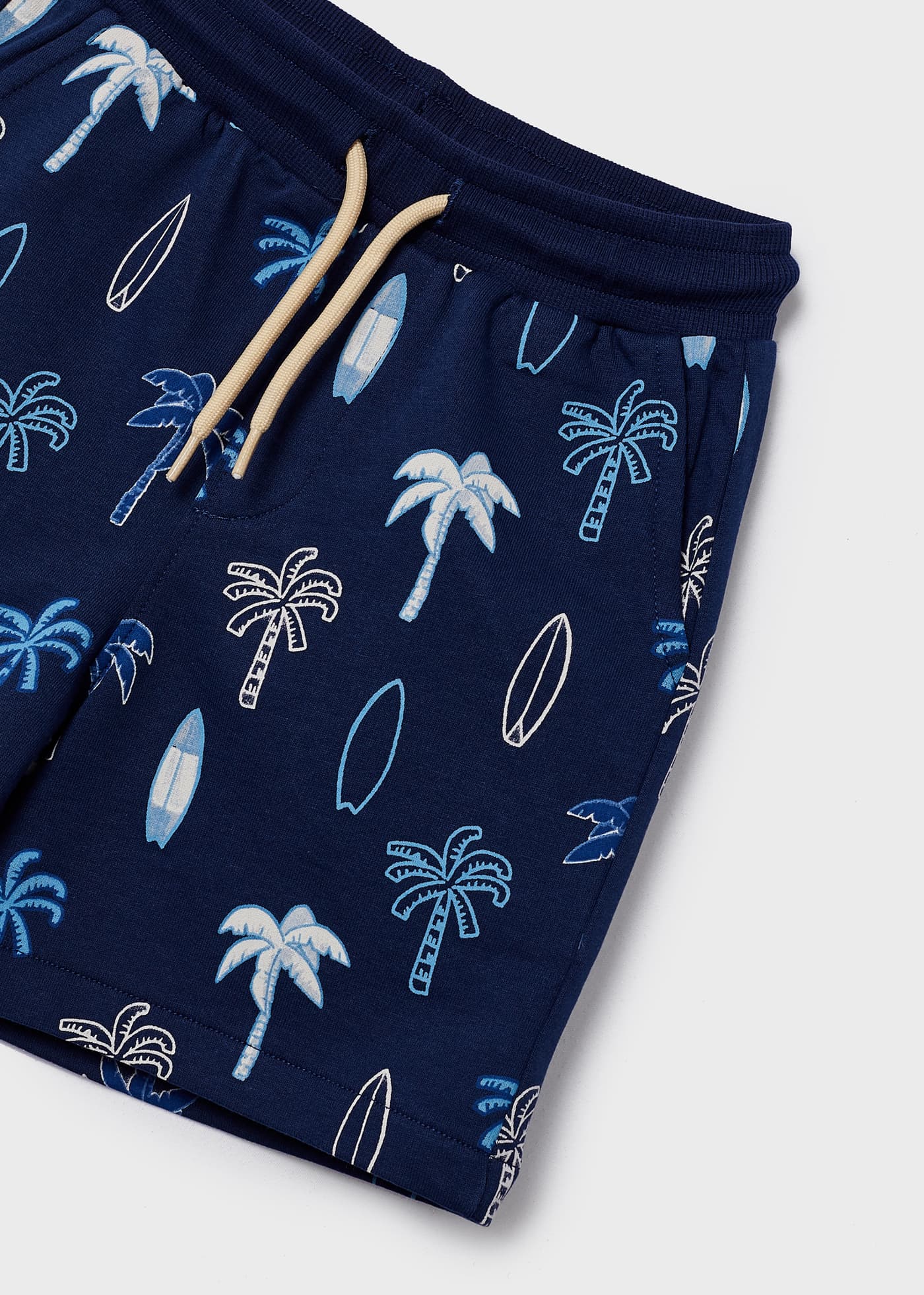 Conjunto de duas peças para meninos, confeccionado em algodão sustentável.