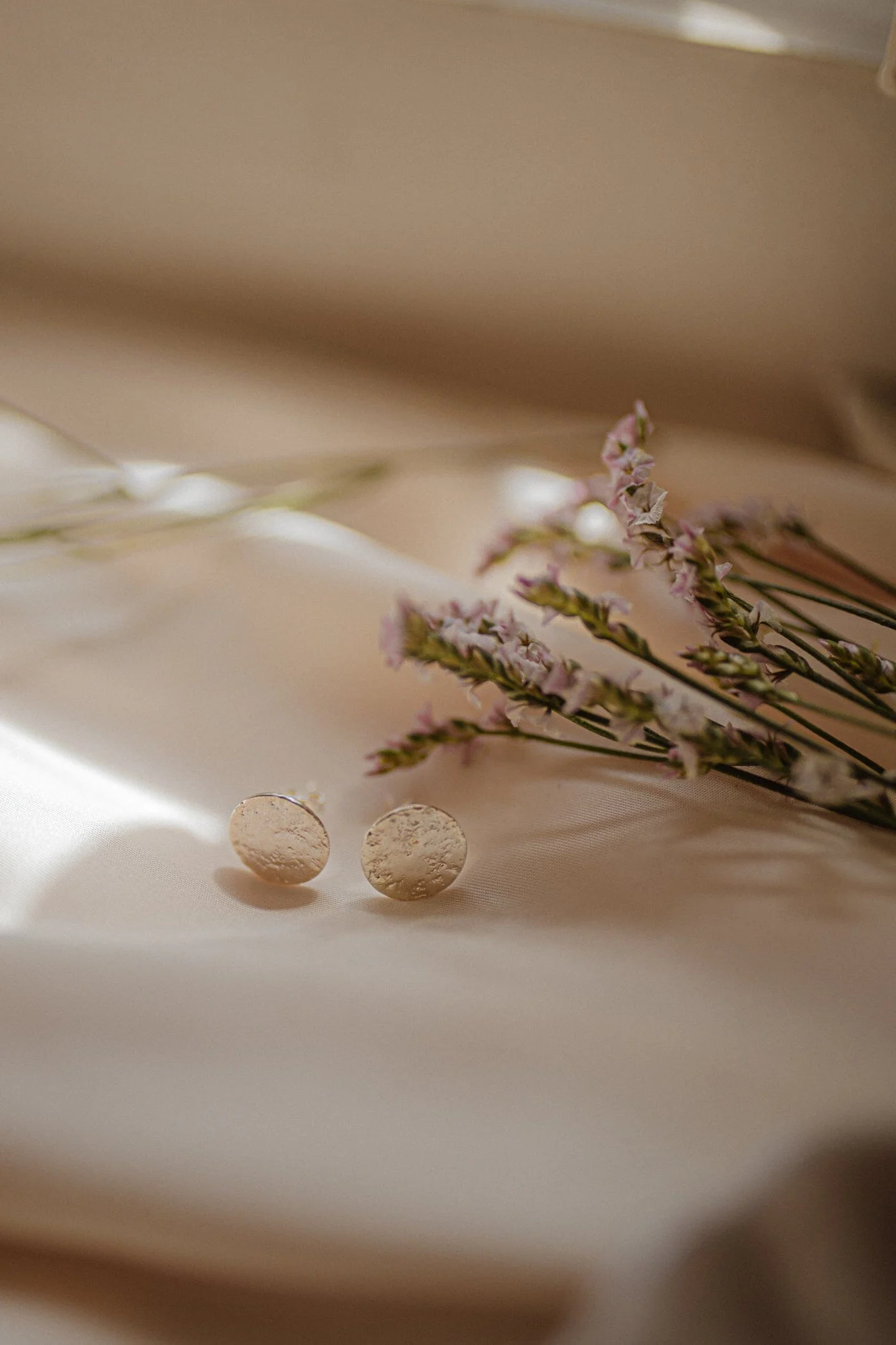 HESTIA - Boucles d'oreilles puces ronds martelés doré à l'or fin | Argent