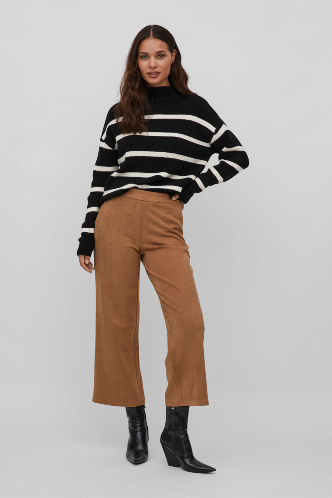 Blusa feminina de gola alta e manga comprida - Preta