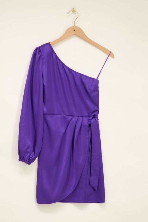 Paarse satijnen one-shoulder jurk met overslag