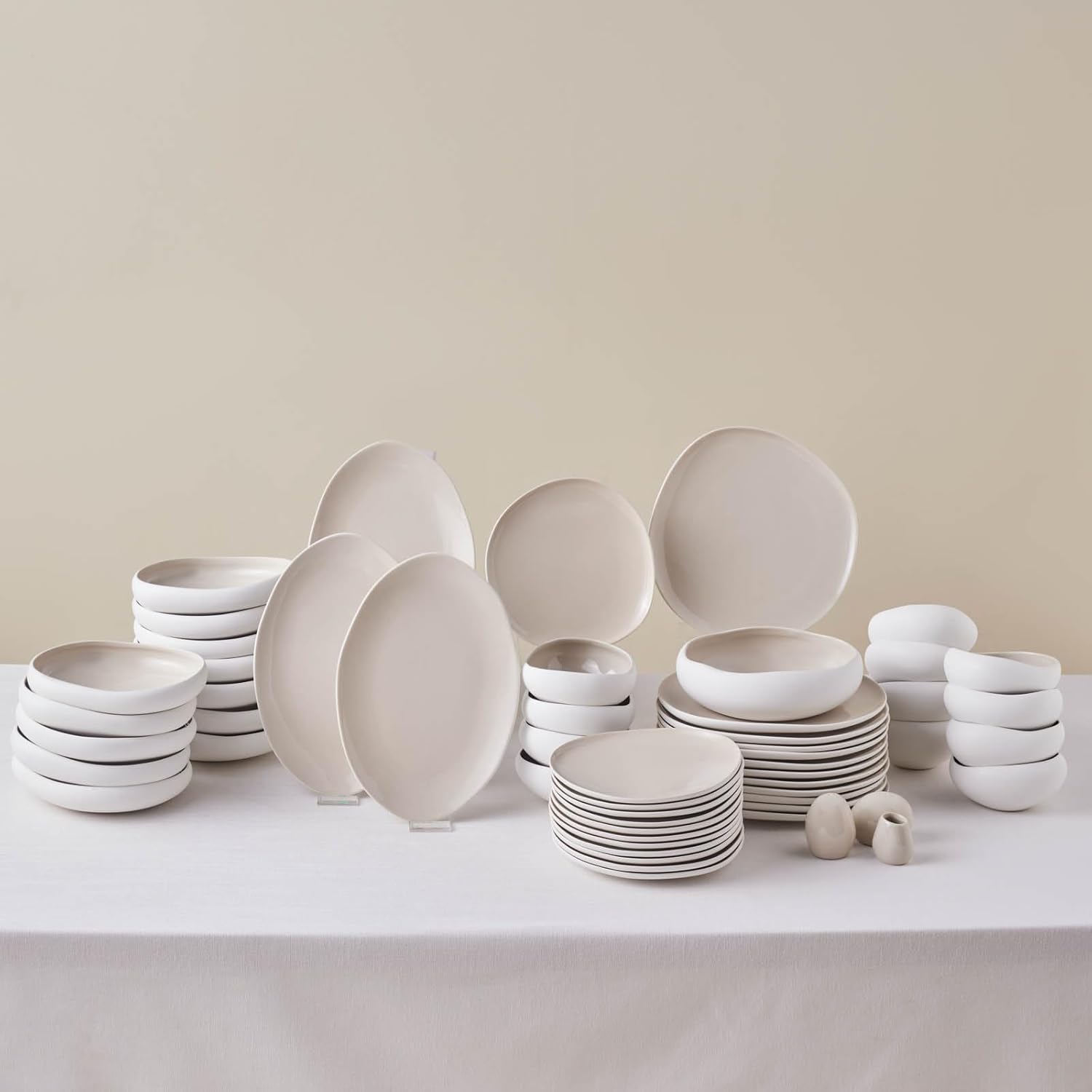 Karaca Earth Collection New Cupid 55-teiliges Steinzeug-Geschirrset für 12 Personen, Cremefarbene Teller- und Schüssel-Set, spülmaschinen- und gefrierschrankfest, Komplettes Geschirrset