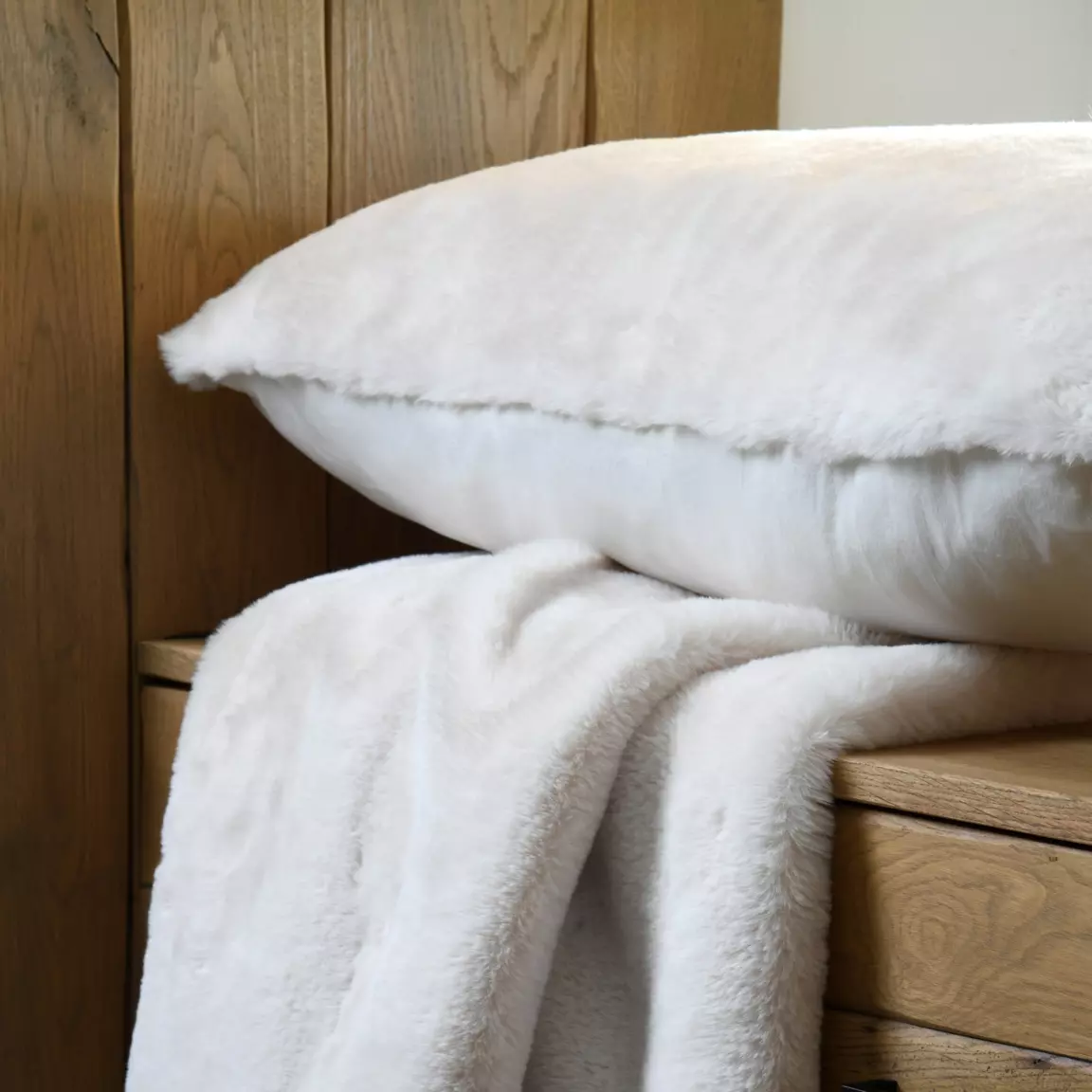 Coussin rectangulaire fausse fourrure (50 x 80 cm) Bostan Ecru