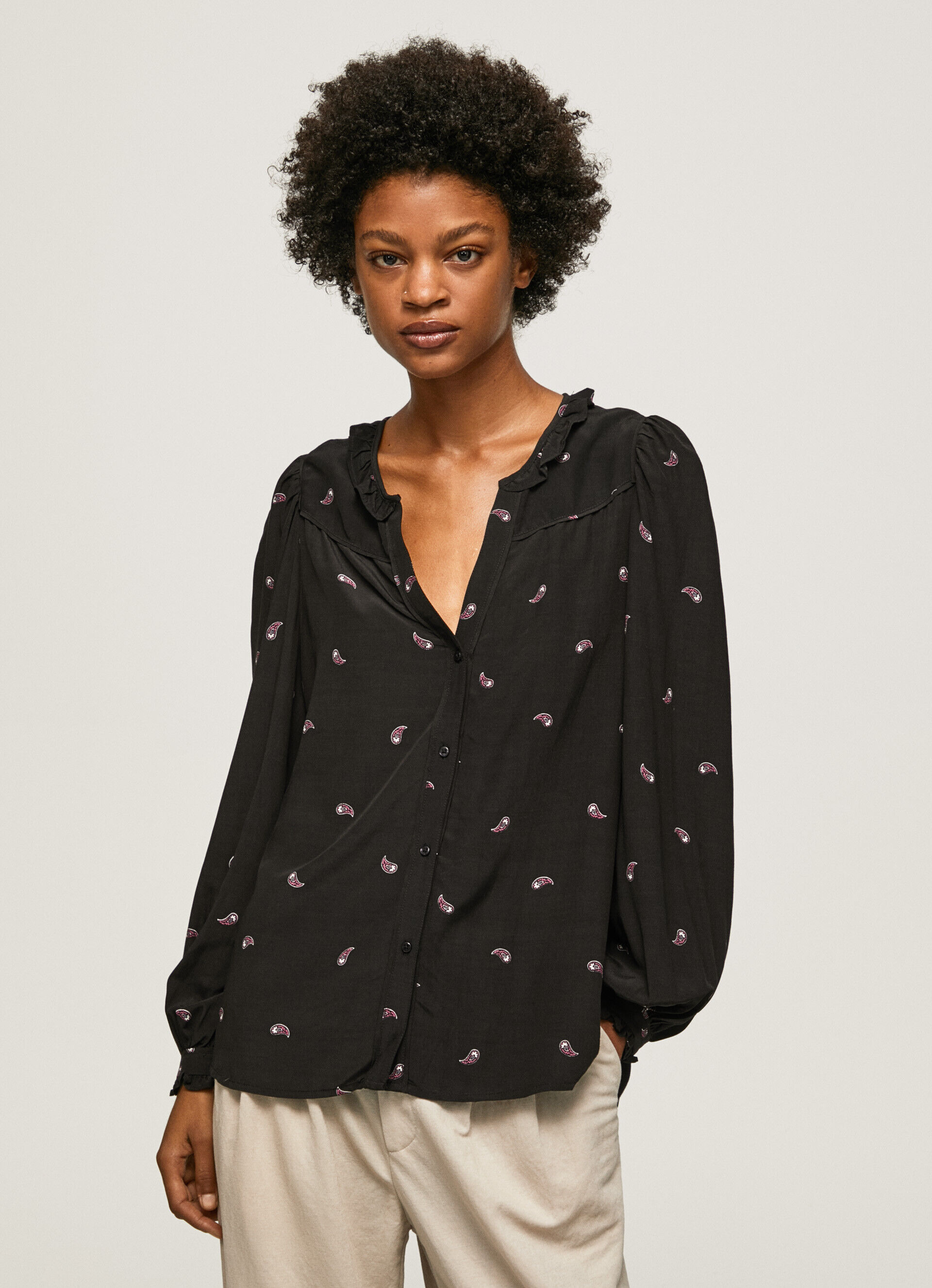 Blusa paisley com detalhes franzidos - multicolorida