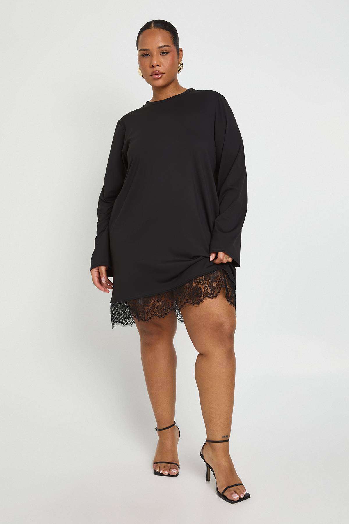 boohoo Robe T-shirt Grande Taille à Manches Longues avec Ourlet en Dentelle