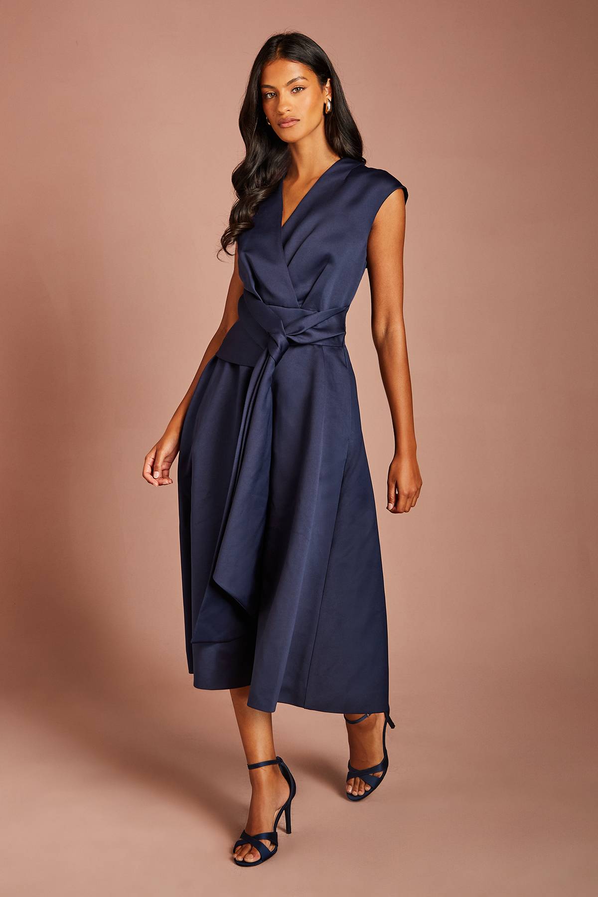 Coast Robe Midi Sans Manches À Col V Avec Détail Cache-cœur Petite Taille