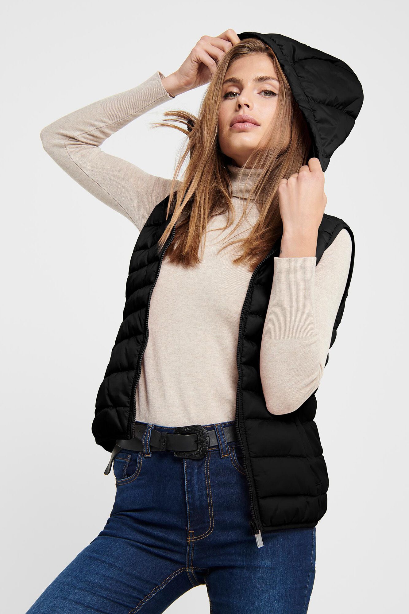 Colete feminino ultraleve com capuz.