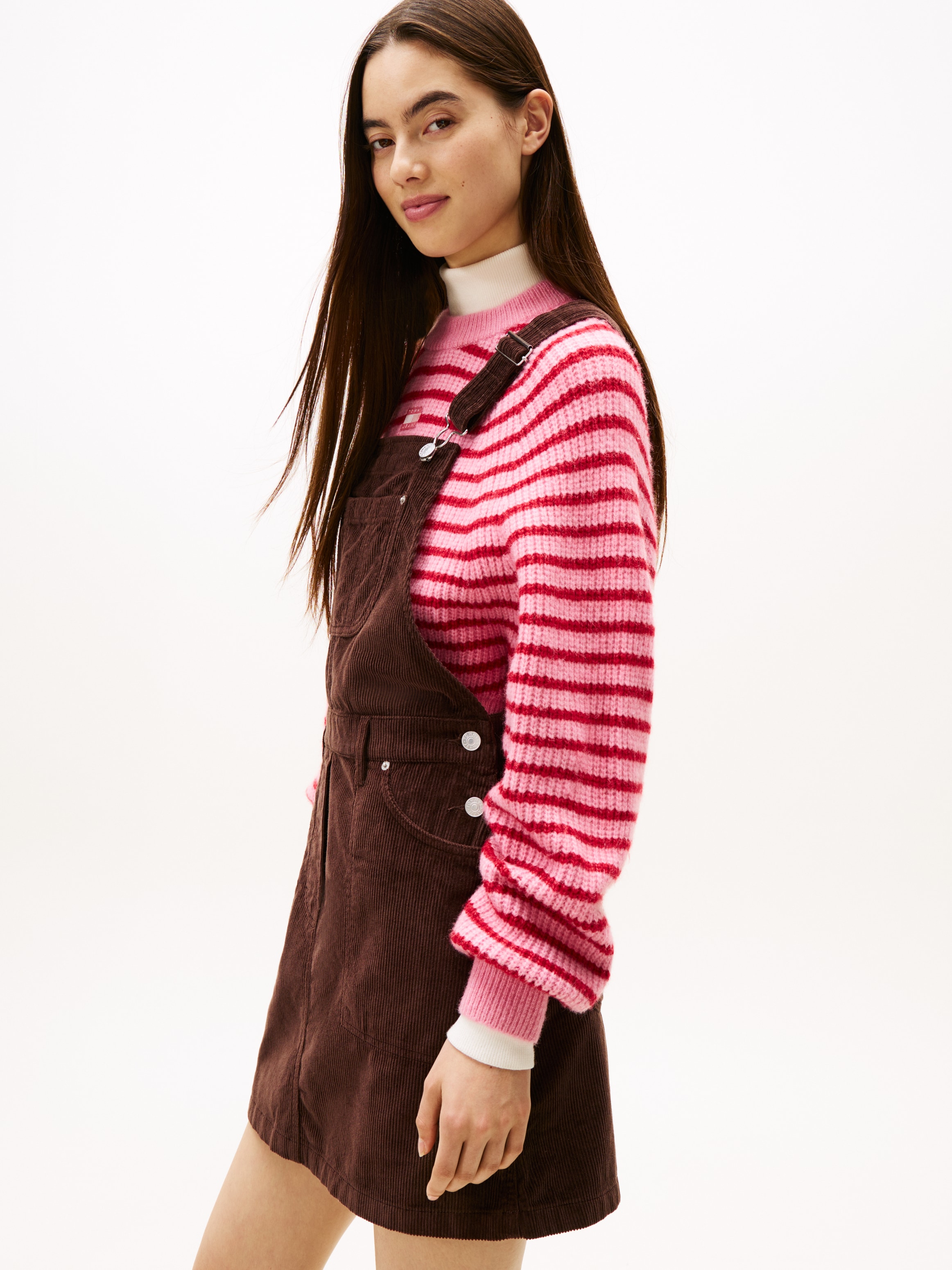Tommy Jeans Latzkleid »TJW SCRIPT CORD DUNGAREES DRESS« Brusttasche | Eingrifftaschen aus angenehmer Cord Qualität