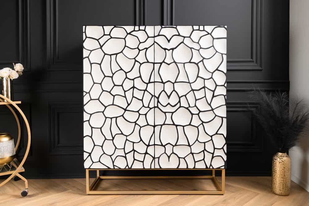 Massivholz Highboard VULCANO 120cm weiß schwarz Mangoholz mit 3D Schnitzereien handmade Metallgestell gold
