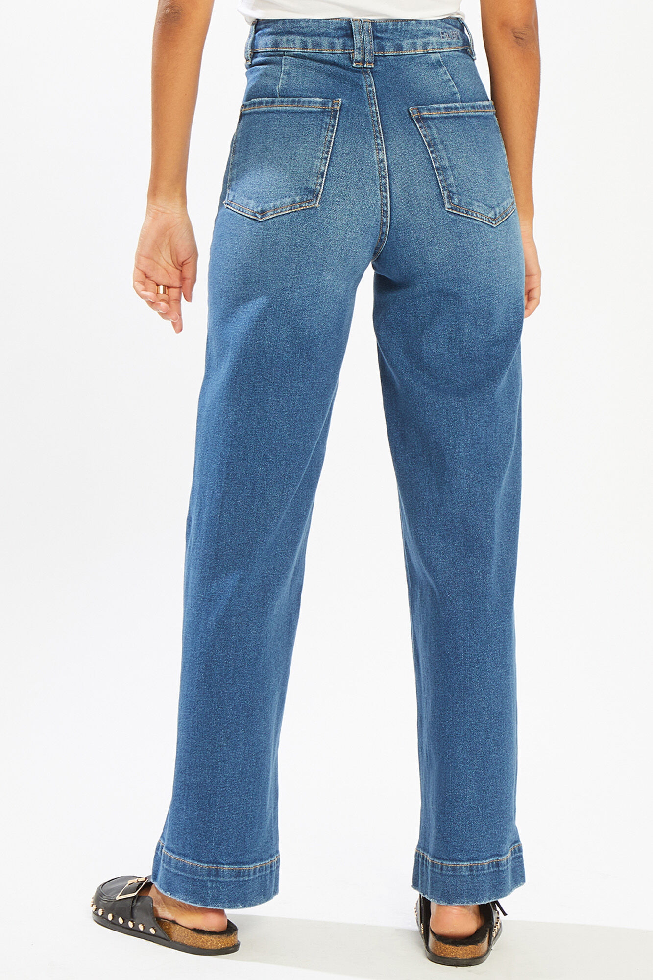 Calça jeans de cintura alta e pernas largas