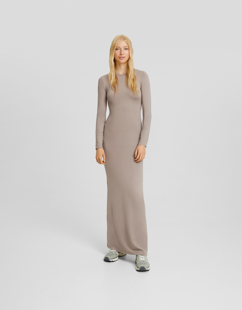 Vestido longo com costas abertas e mangas compridas.