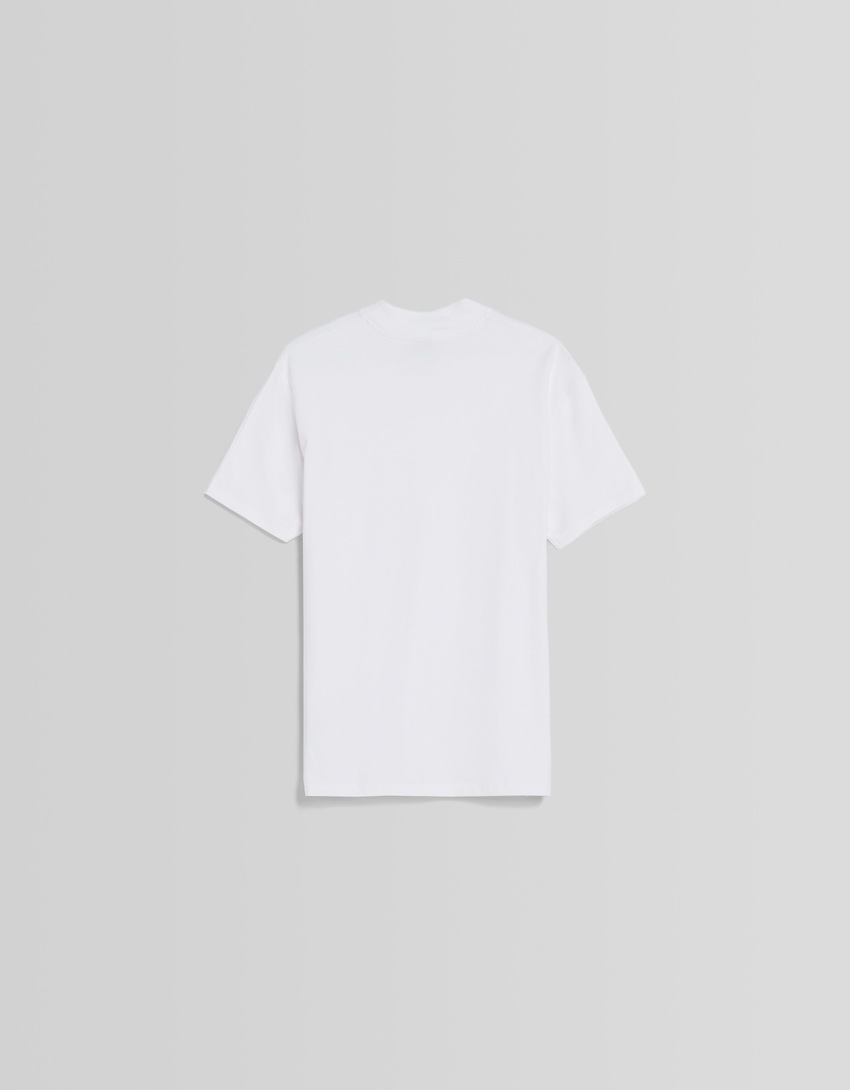 Camiseta de manga curta e gola alta