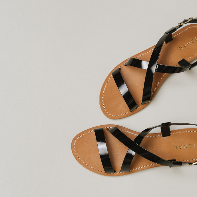 Sandales à brides croisées  en vernis noir