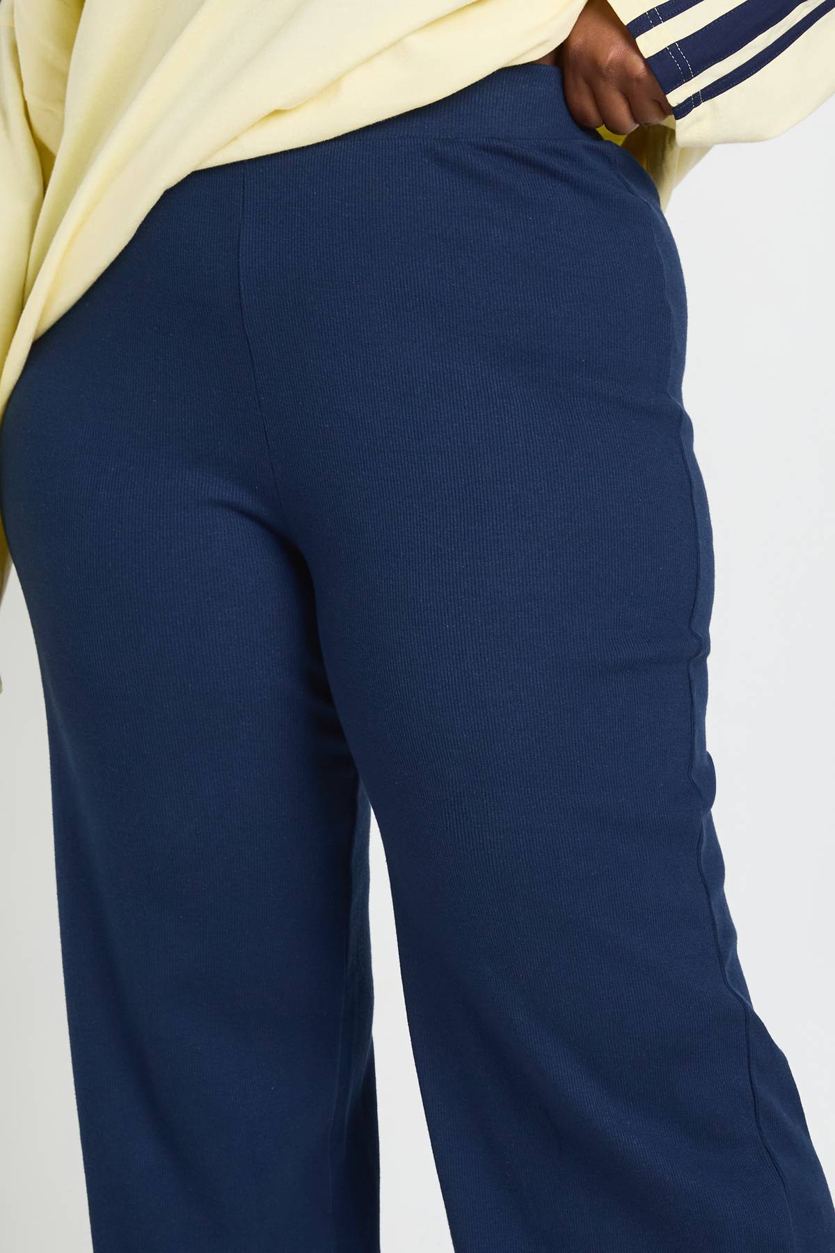 boohoo Pantalon Droit Côtelé Basique Grande Taille