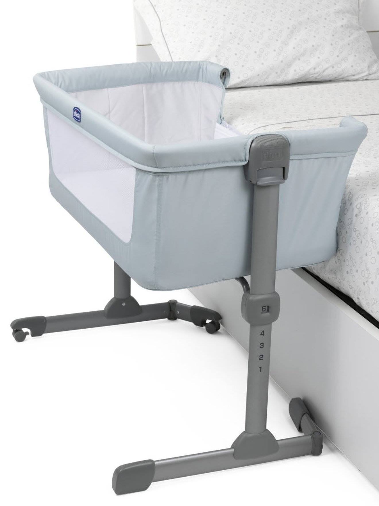 Berço Chicco Next2Me Essential para dormir junto com a família, azul