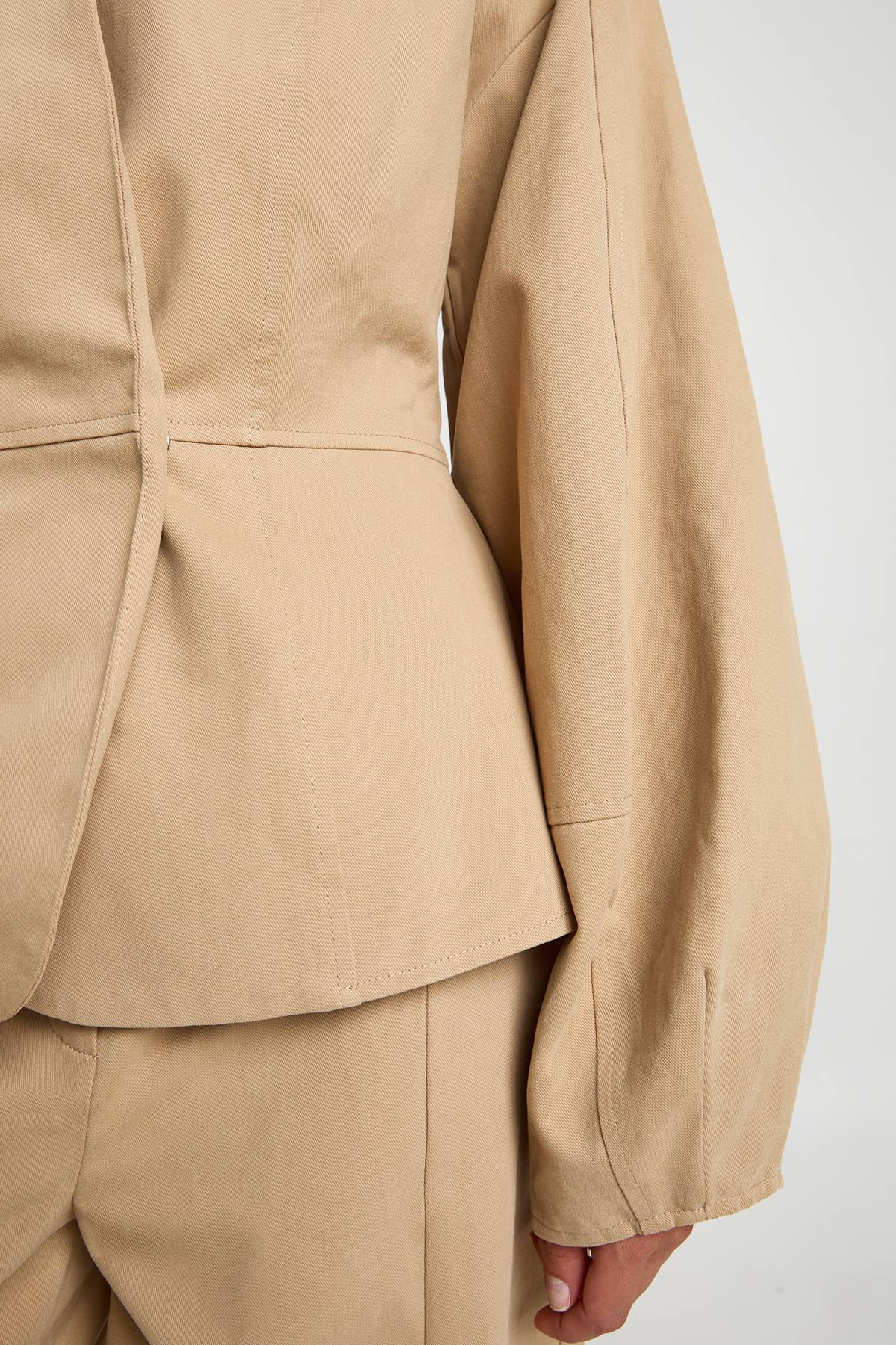 boohoo Blazer en sergé ajusté à manches baril