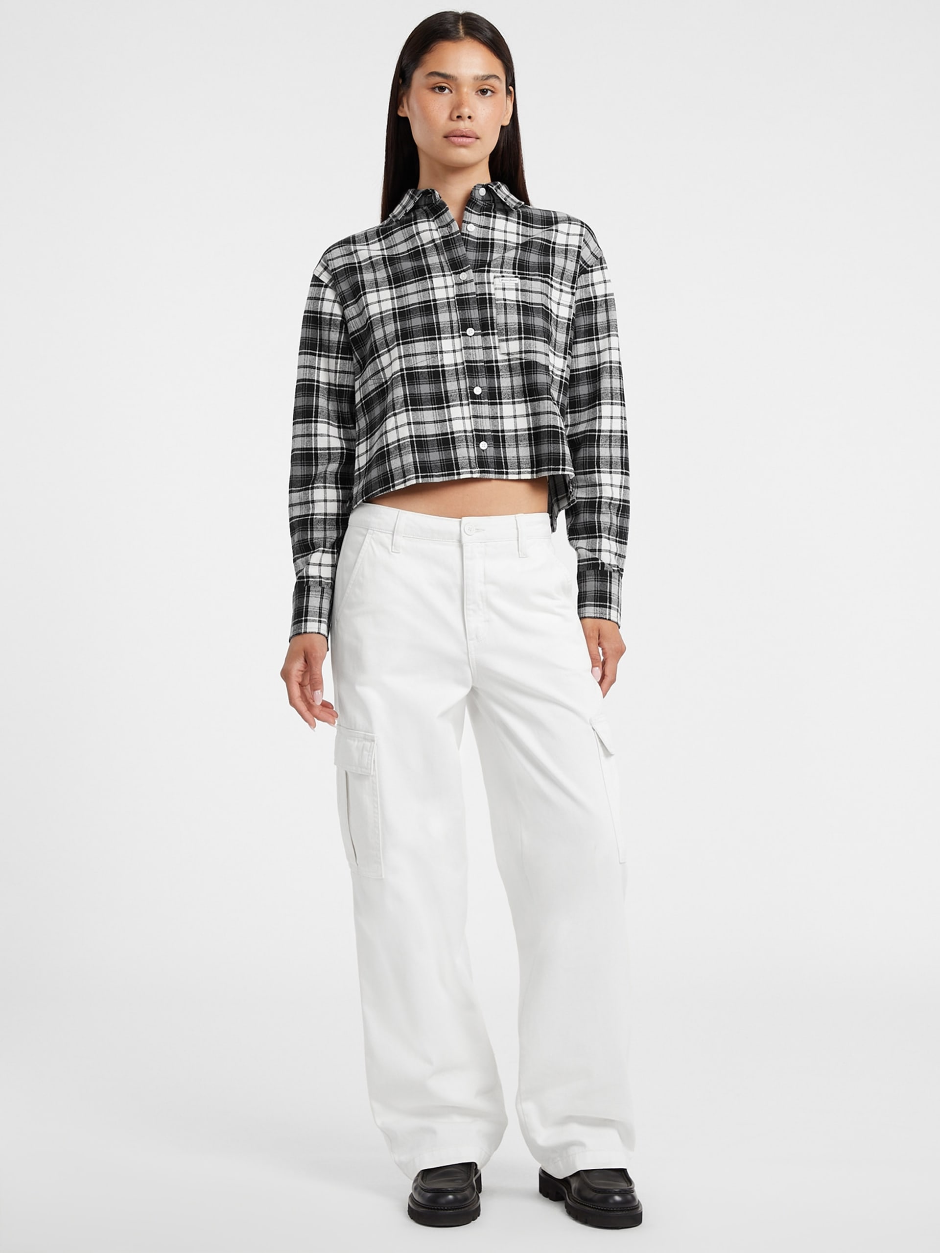Camisa xadrez cropped de corte reto com bolso