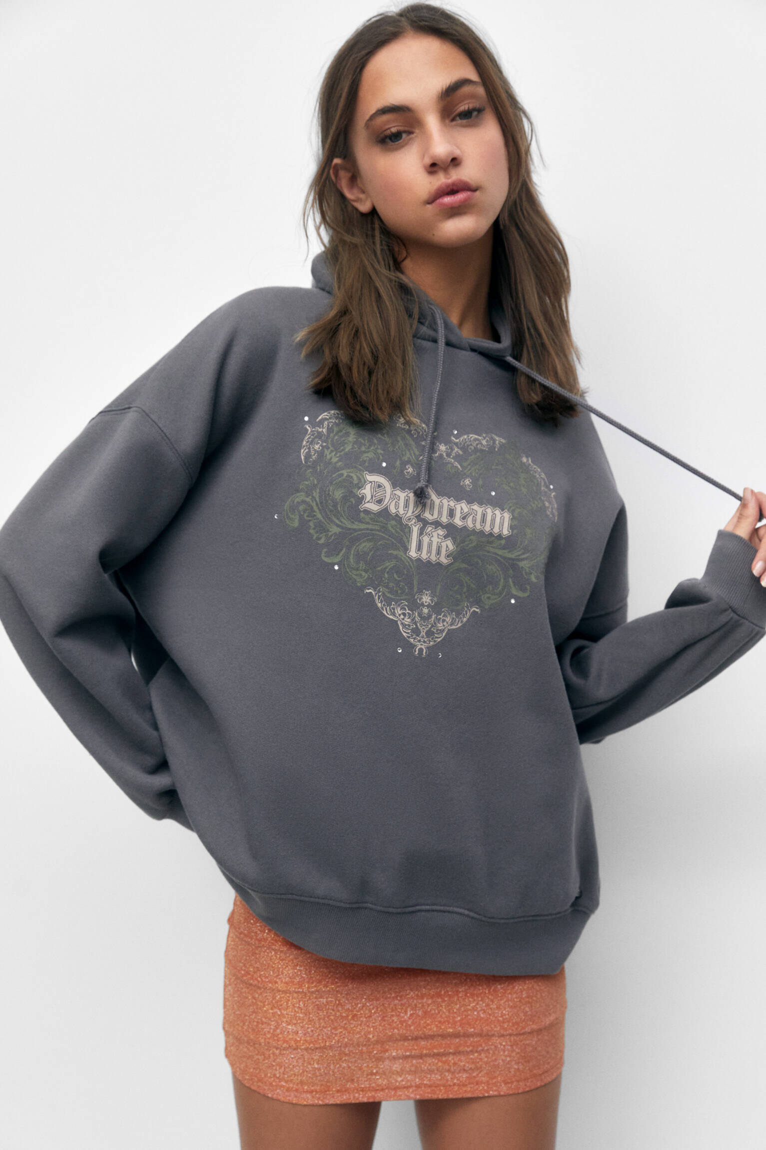 MOLETOM OVERSIZED COM ESTAMPA DE CORAÇÃO - CINZA ANTRACITE