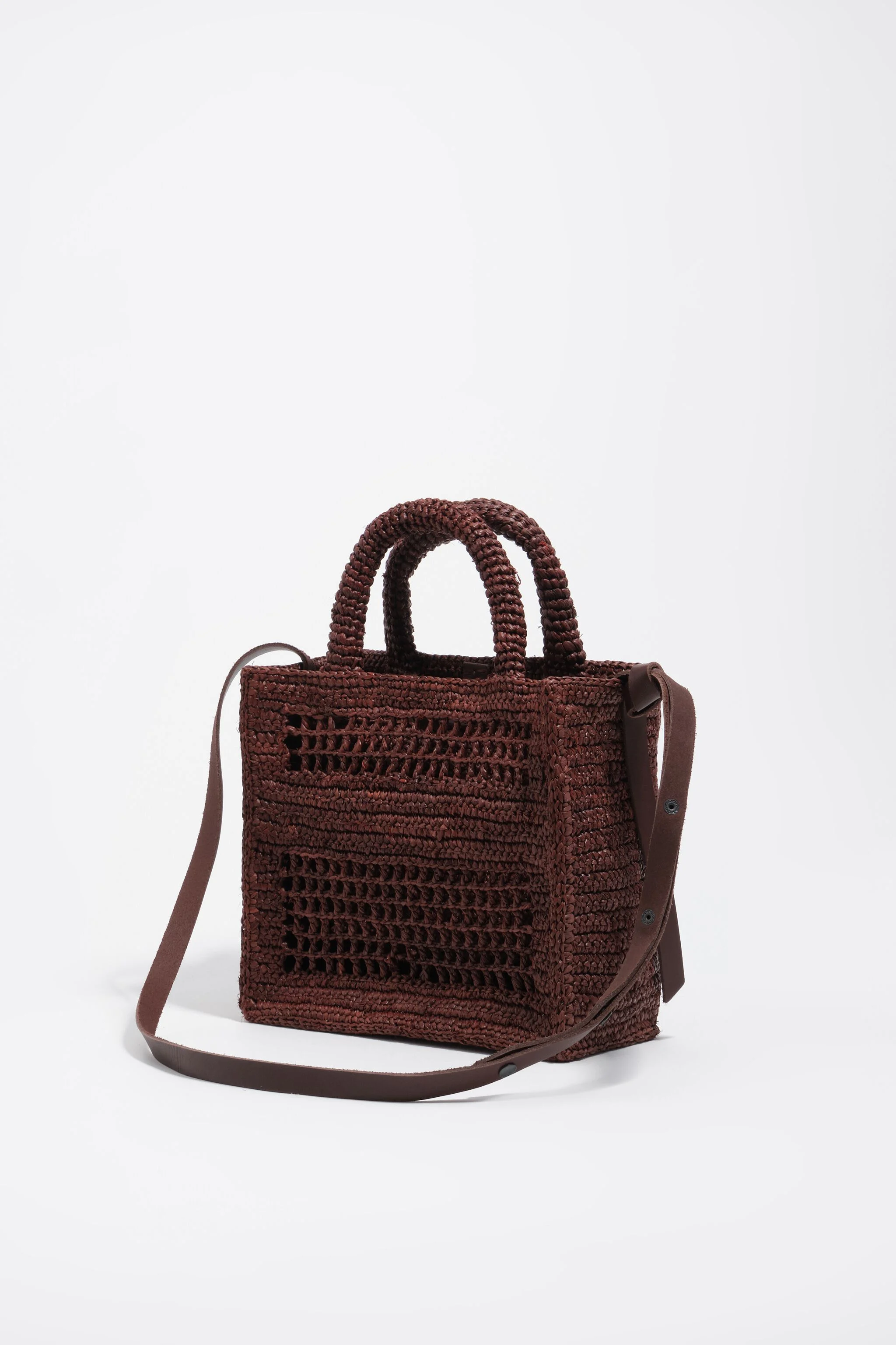 Bolsa transversal média em ráfia cor de nogueira