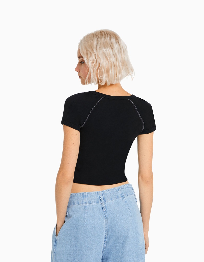 Camiseta de manga curta com costuras contrastantes.