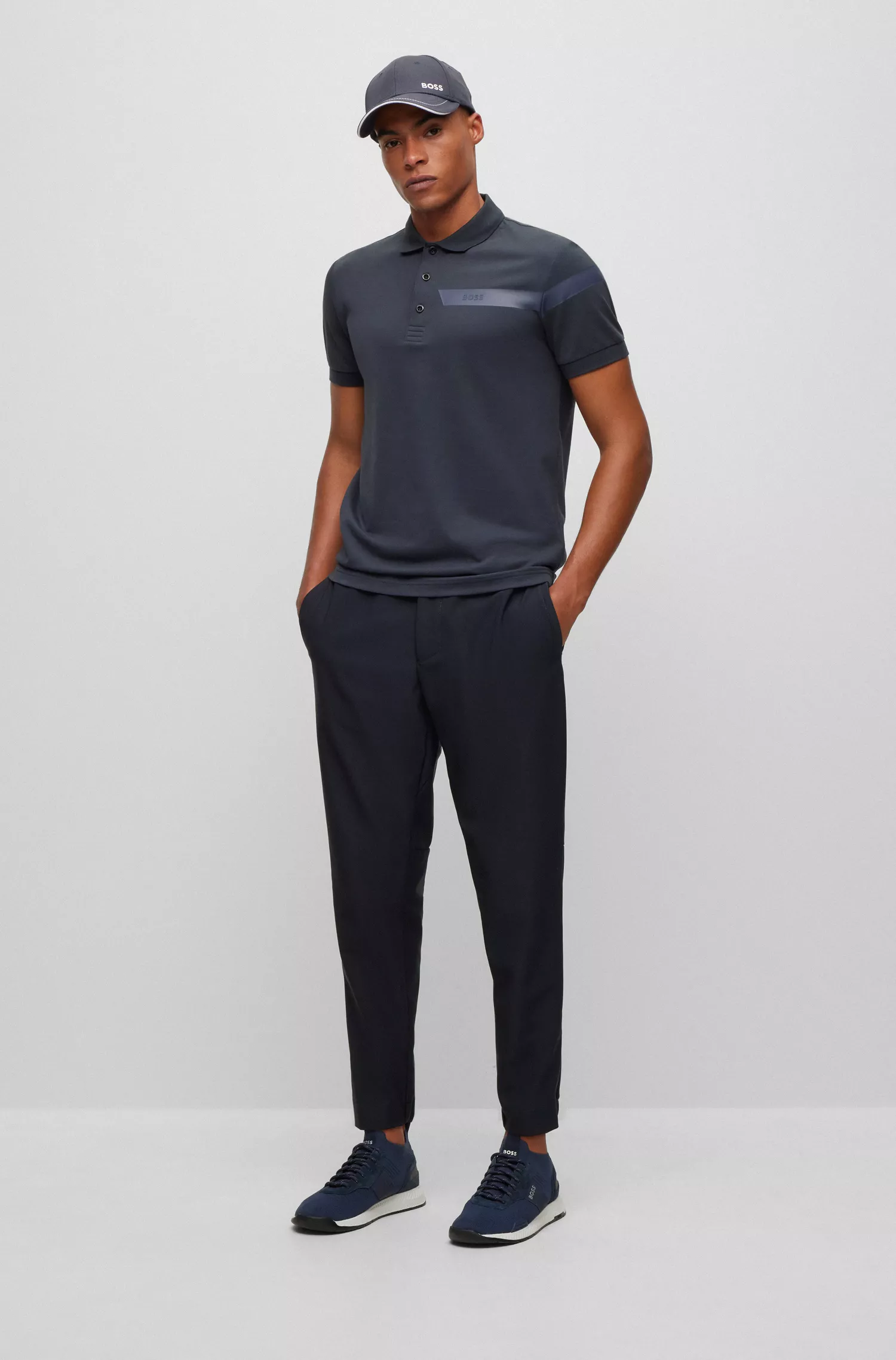Camisa polo BOSS verde, corte slim, com listras e logotipo.