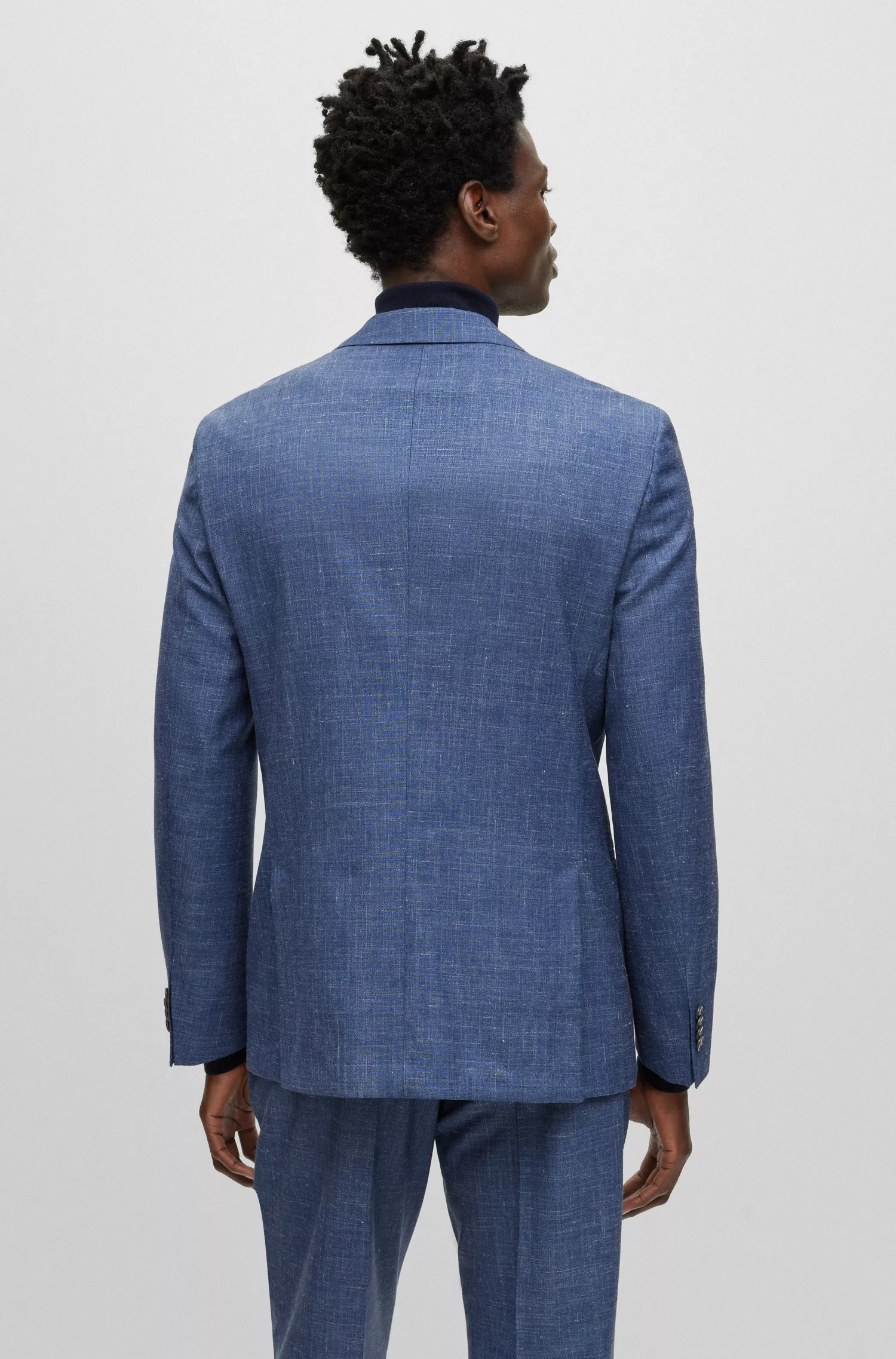Terno BOSS preto slim fit em lã, seda tussah e linho.