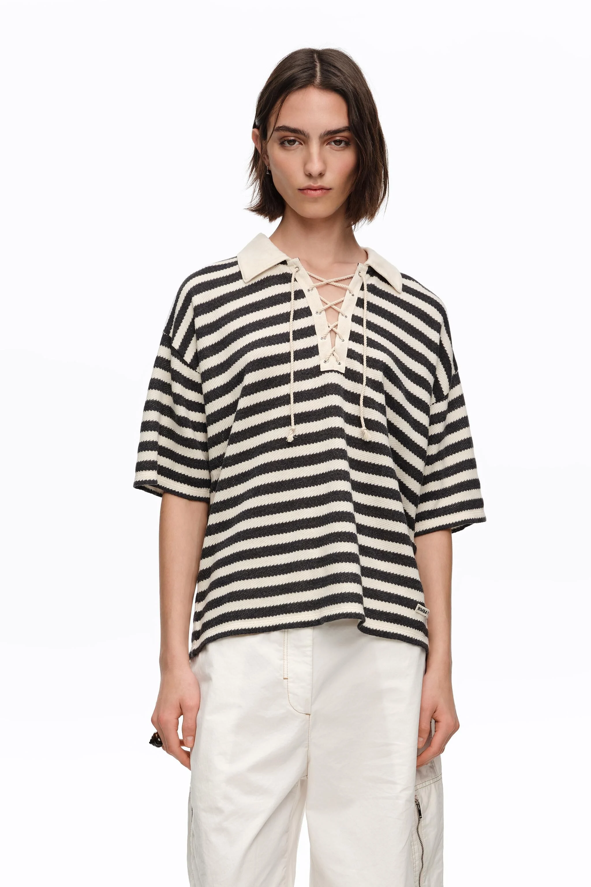 Camiseta preta listrada com gola polo ajustável