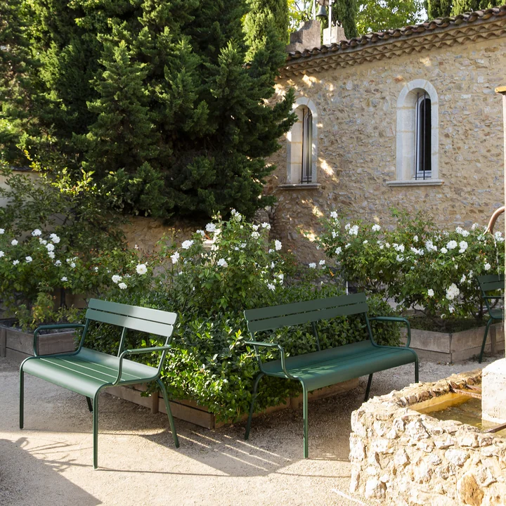 Fermob - Luxembourg Gartenbank mit Armlehne 2-Sitzer, lapilligrau