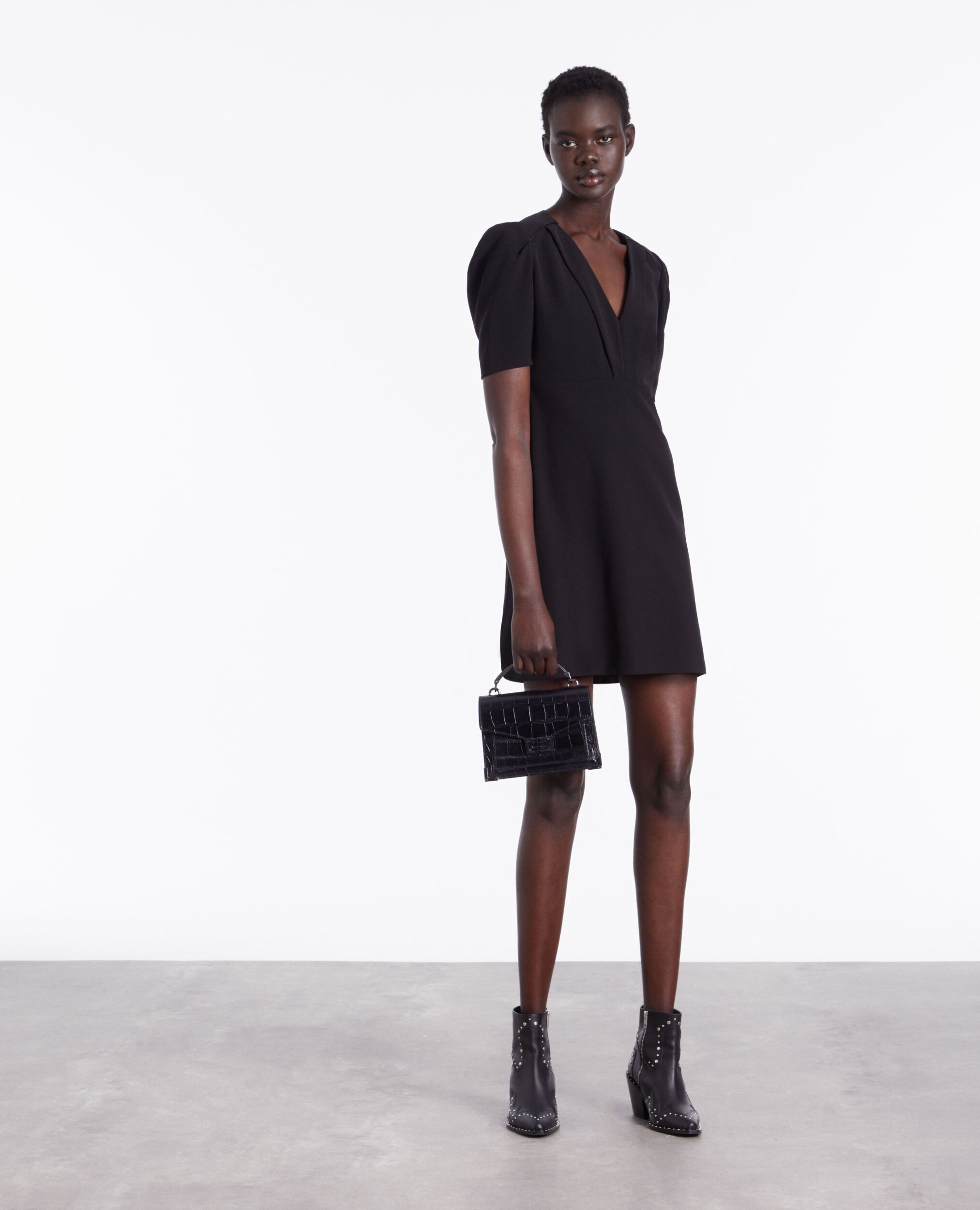 Robe courte noire en crêpe