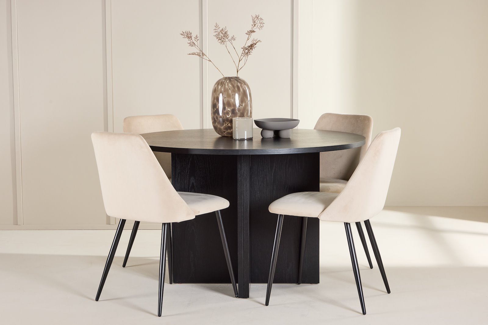 Strada og Night Spisegruppe Strada rundt spisebord ø120cm i sort med 4 stk. Night spisestoler i Beige og sorte ben