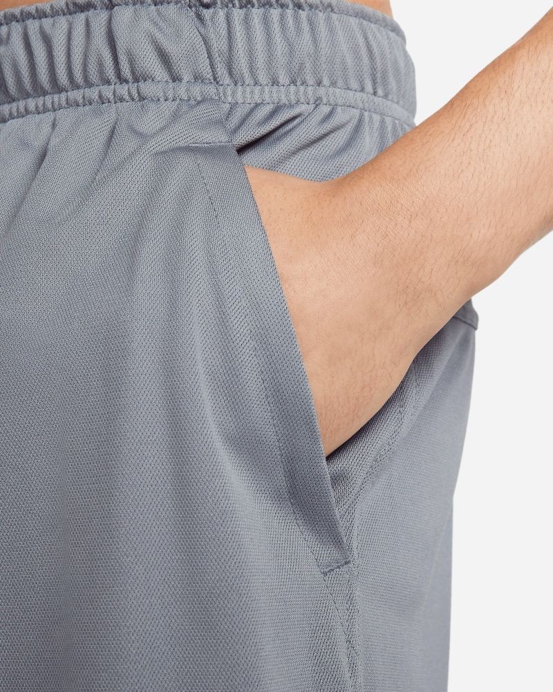 Short de training Nike Totality Gris pour homme