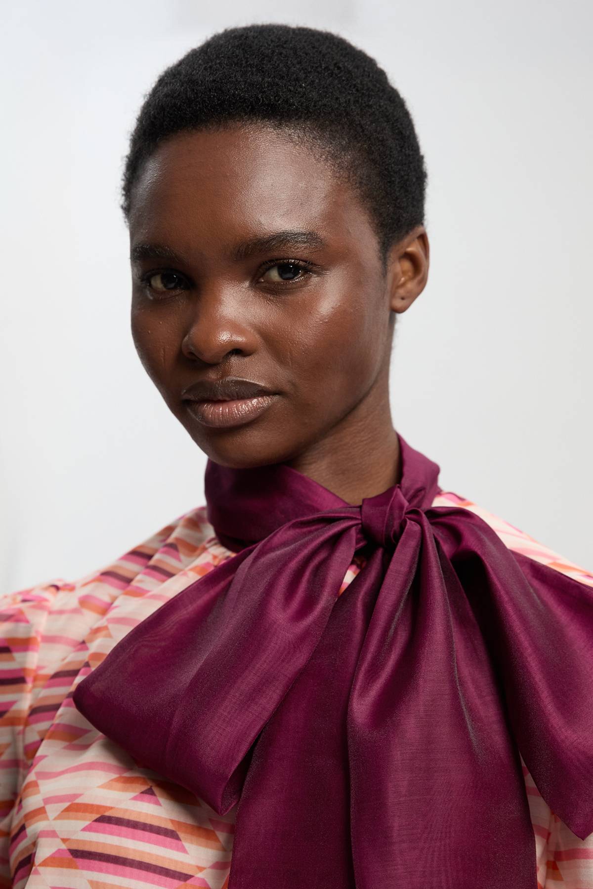 KarenMillen Blouse Tissée En Organdi À Imprimé Géométrique Avec Nœud Lavallière