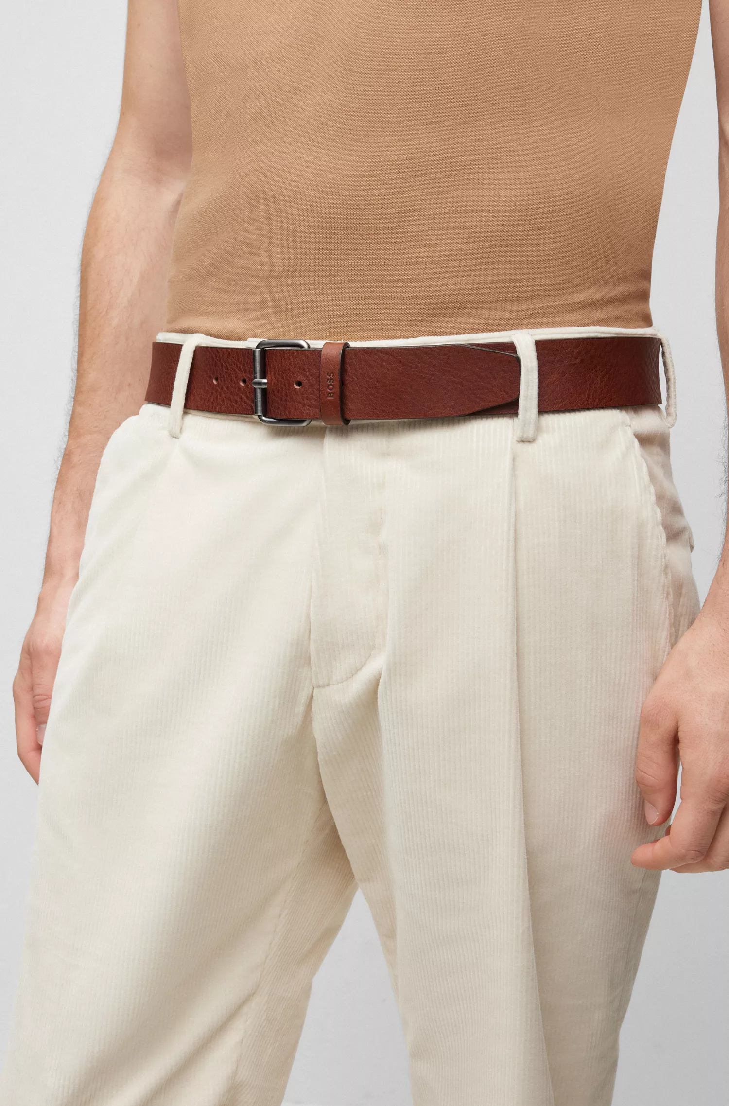 Cinto BOSS em couro italiano preto com detalhes em tom de chumbo.