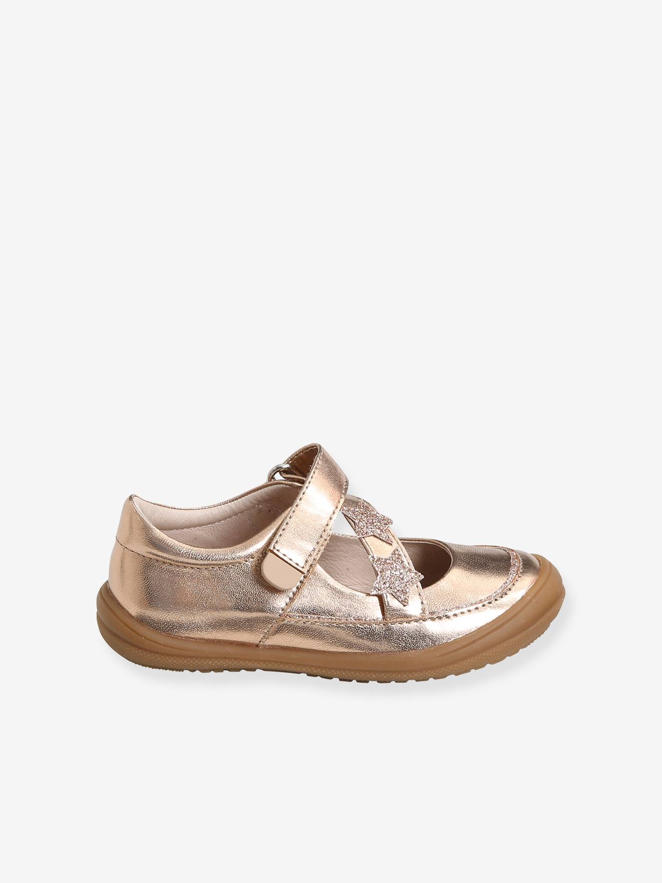 Sapatinhos estilo bebê com fecho de velcro, que proporcionam independência, cor rosa metálico médio.