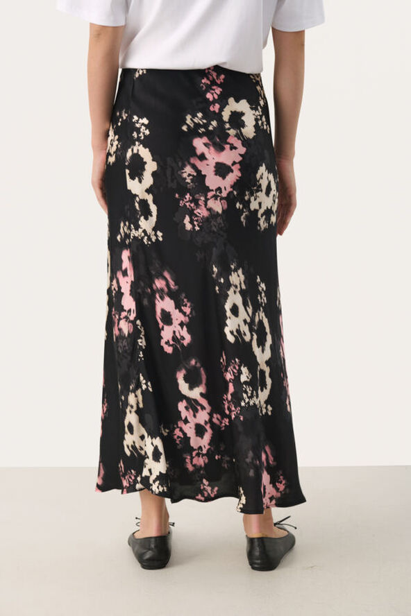 Part Two LaurinaPW SK Black blurred flower