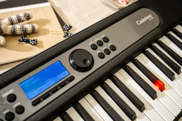 Casio LK-S450, Digital synthesizer, Kor, Flanger/Digital signalbehandling (DSP), Efterklang, 5 W, Sort, LCD, Vekselstrøm, Batteri